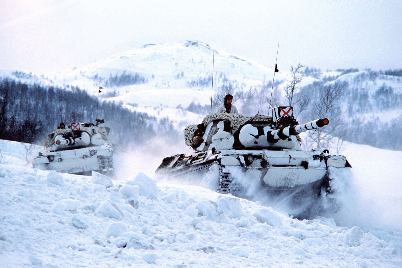 1280px 2 norwegian Leopard tanks in the snow